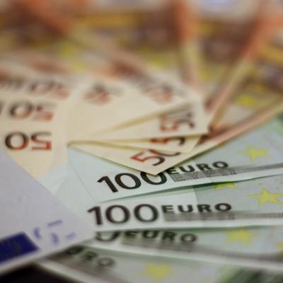 Euro spada do najniższego poziomu od dwóch lat wobec dolara